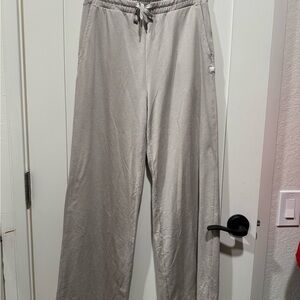 Vuori Halo Essential Wide Leg Pant in Ecru Heather Sz S - SHORT